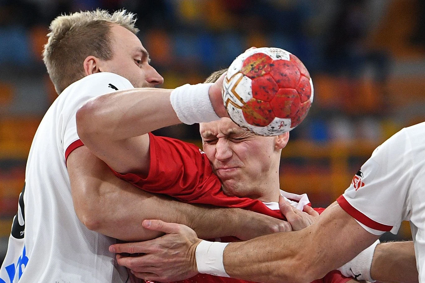 Patryk Walczak (w środku) obrotowy reprezentacji Polski
