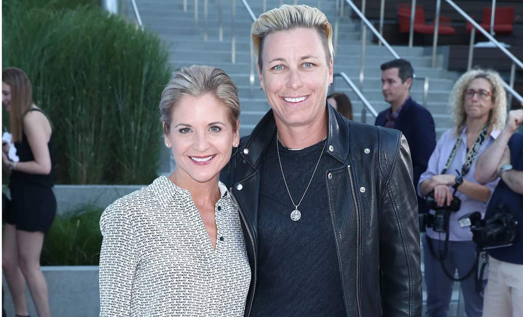 Glennon Doyle i Abby Wambach zakochały się w sobie od pierwszego wejrzenia. Decyzja o rozwodzie początkowo zaskoczyła męża Glennon, który jednak szybko zaprzyjaźnił się z Abby. Dzieci również szybko ją zaakceptowały