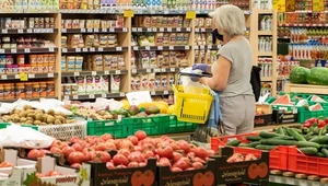 Warzywa w sklepach potaniały o blisko 5 proc., a owoce o ponad 4 proc. Według ekspertów, ma być jeszcze taniej