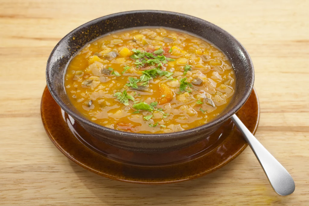 Złotego koloru zupie dodaje sproszkowana kurkuma