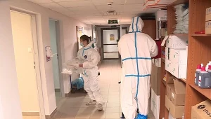 Pracownicy służby zdrowia w szpitalu covidowym