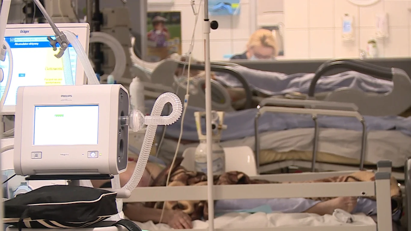 Pacjent zakażony koronawirusem leczony na stanowisku respiratorowym Pacjent zakażony koronawirusem leczony na stanowisku respiratorowym