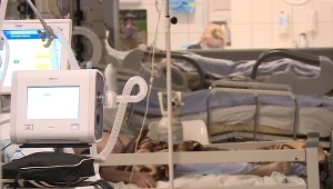 Pacjent zakażony koronawirusem leczony na stanowisku respiratorowym