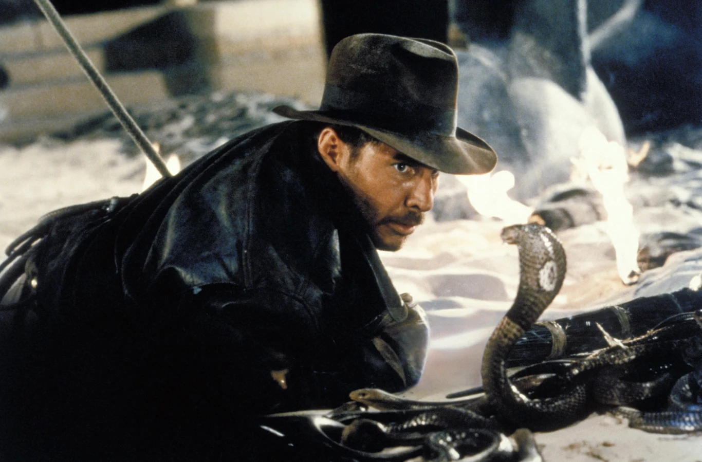 Aby nakręcić scenę, w której Indiana Jones staje oko w oko z kobrą, użyto szklanej szyby, którą umieszczono pomiędzy nim i wężem