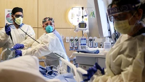 Lekarze zajmują się pacjentem chorym na COVID-19