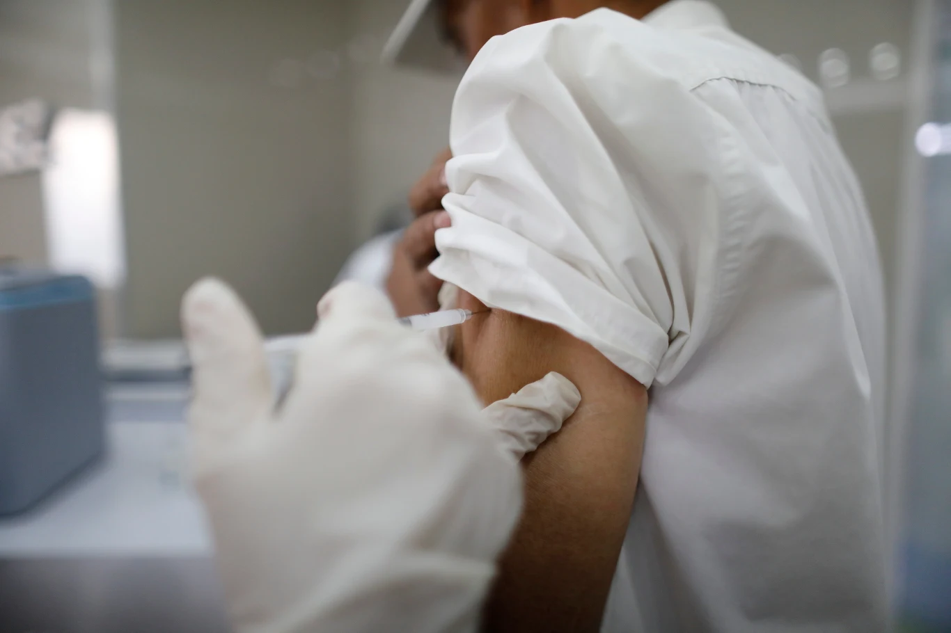 U osób zaszczepionych wykształca się swoista odpowiedź immunologiczna U osób zaszczepionych wykształca się swoista odpowiedź immunologiczna