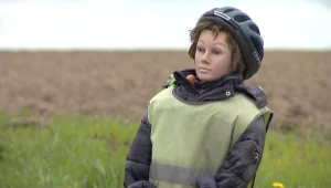 Mieszkanka Budna ustawiła w pobliżu drogi manekiny 