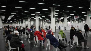 Ludzie oczekujący na szczepienia, Niemcy, Kolonia; zdj. ilustracyjne