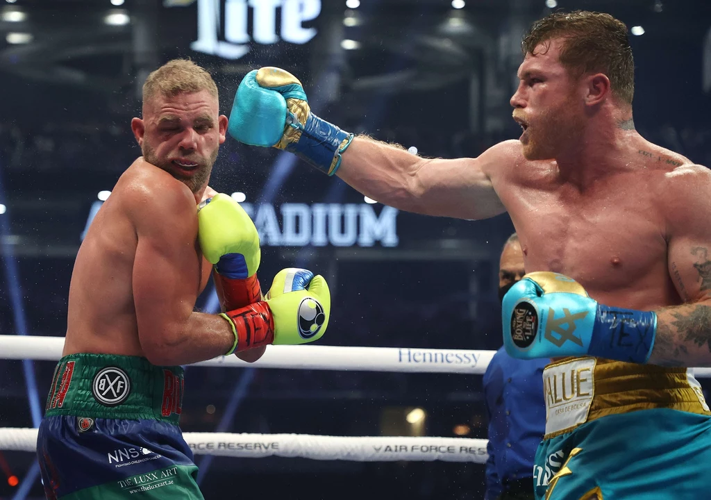 Billy Joe Saunders (z lewej) przegrał z Saulem Alvarezem