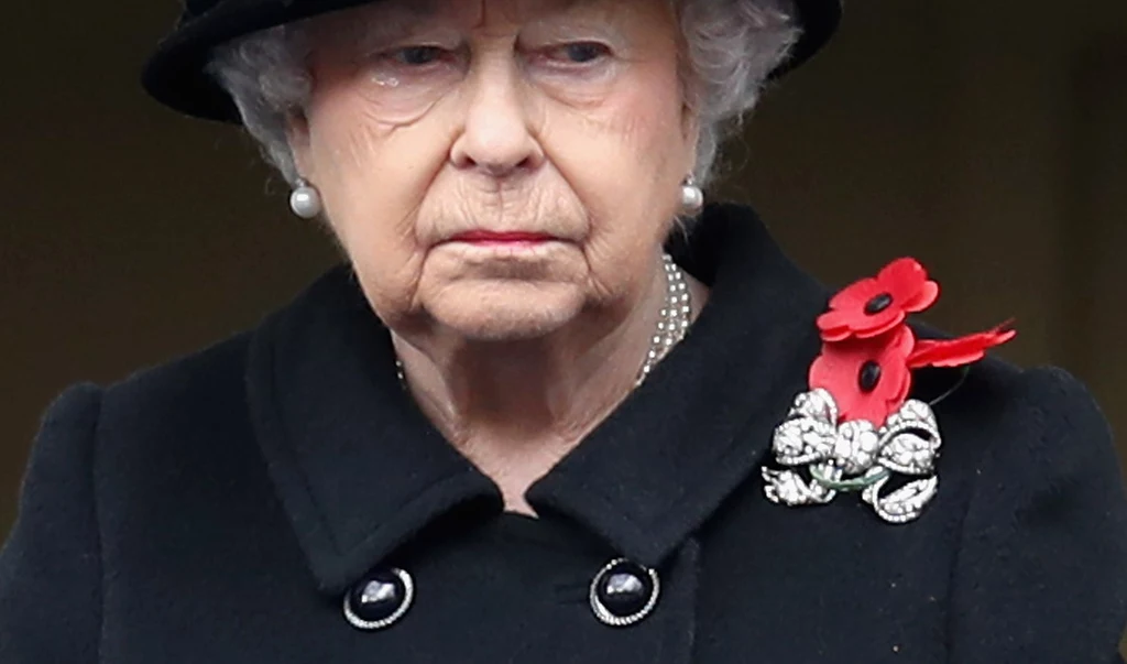 Królowa Elżbieta II za pośrednictwem swojego prywatnego sekretarza odmówiła przyjęcia nagrody Staruszki Roku, która przyznawana od 29 lat