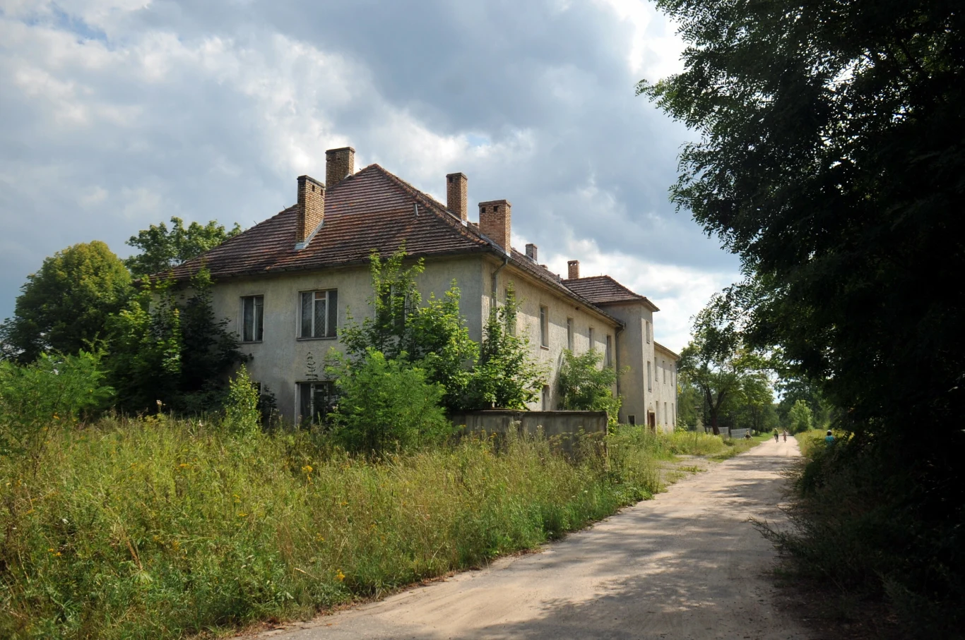 Kłomino wybudowano w latach 30. XX wieku. Najpierw stacjonowały tutaj oddziały niemieckiej Służby Pracy, a następnie zorganizowano w tym miejscu obóz jeniecki, w którym więziono polskich wojskowych oraz cywilów. Potem dołączyli do nich także Francuzi i Rosjanie. Z kilkudziesięciu tysięcy przetrzymywanych tutaj osób przeżyła mniejszość. Pozostali zmarli śmiercią głodową.
