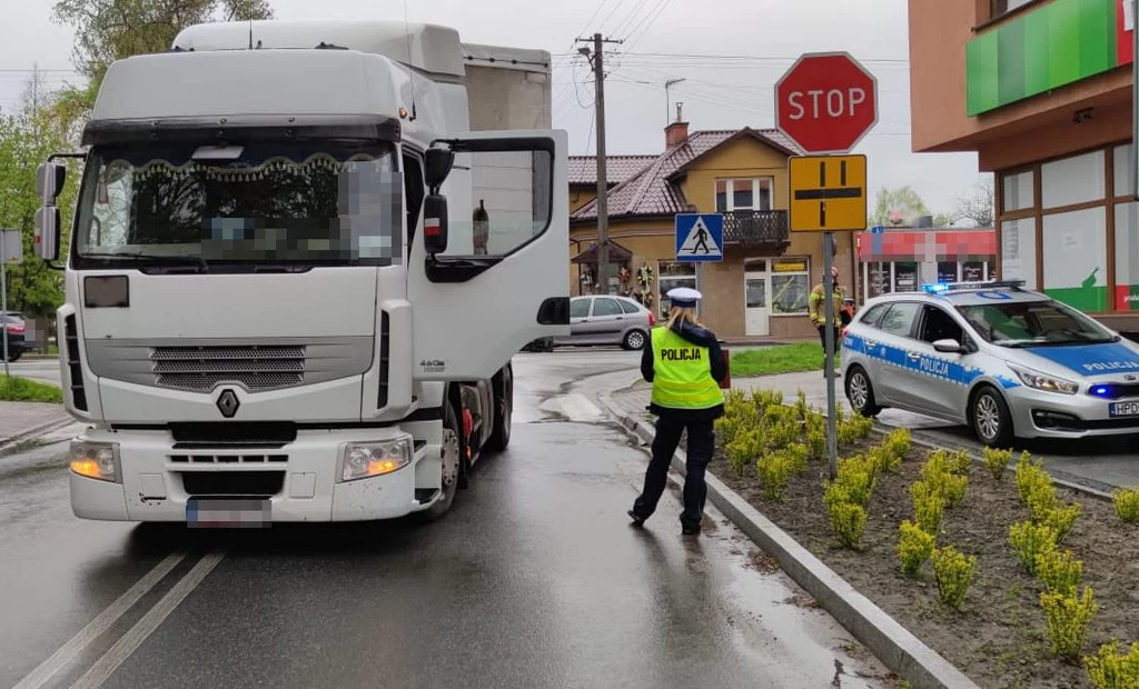 Ciężarówka potrąciła pieszą podczas skręcania w lewo