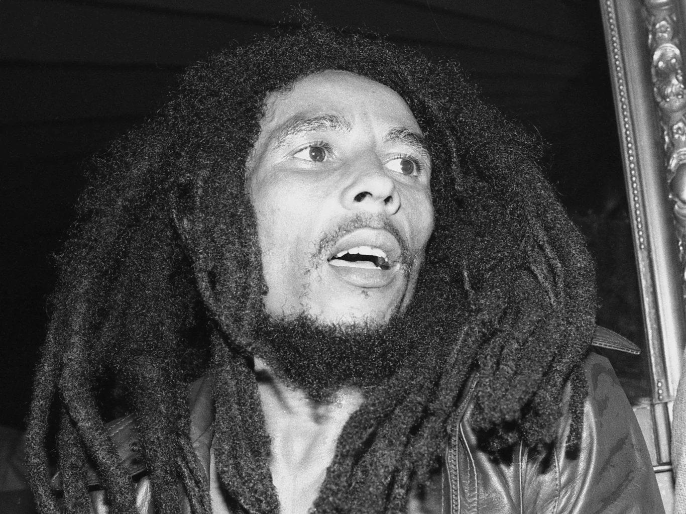 W 1981 roku stan muzyka bardzo się pogorszył. Król reggae próbował się leczyć u budzącego kontrowersje swoimi metodami Josefa M. Isselsa w Bawarii. To stamtąd umierający Marley wracał na Jamajkę, jednak samolot z nim musiał lądować w Miami. Przewieziony do szpitala, zmarł 11 maja 1981 roku. Niespodziewana śmierć Boba Marleya w wieku zaledwie 36 lat sprawiła, że wokół niej narosło wiele teorii spiskowych. Według jednej z nich muzyka z tego świata chciała się pozbyć CIA. Tajne służby USA starały się zwalczać wybranego w 1972 roku na premiera Jamajki Michaela Manleya, uważając go za socjalistę, który może zagrozić amerykańskim interesom w tym regionie. Niektórzy na Jamajce (w tym sam Michael Manley) uważali, że to CIA maczała palce w zamachu na Marleya w 1976 r. "Mogę tylko powiedzieć, że zostałem wezwany przez amerykańskiego ambasadora do jego biura na Jamajce. Powiedział mi, że mają mnie na oku z powodu tego, co robię, ponieważ pracowałem z facetem, który był w stanie zdestabilizować sytuację. Oni mieli go na oku" - mówił Chris Blackwell, wydawca wszystkich płyt Marleya z wytwórni Island. Matka muzyka wysnuwała hipotezy, że jej syn mógł być podtruwany podczas badań medycznych w Londynie, Miami czy Nowym Jorku. To (plus skutki postrzału) w konsekwencji miało doprowadzić do wyniszczenia organizmu Boba. W 1981 roku stan muzyka bardzo się pogorszył. Król reggae próbował się leczyć u budzącego kontrowersje swoimi metodami Josefa M. Isselsa w Bawarii. To stamtąd umierający Marley wracał na Jamajkę, jednak samolot z nim musiał lądować w Miami. Przewieziony do szpitala, zmarł 11 maja 1981 roku. Niespodziewana śmierć Boba Marleya w wieku zaledwie 36 lat sprawiła, że wokół niej narosło wiele teorii spiskowych. Według jednej z nich muzyka z tego świata chciała się pozbyć CIA. Tajne służby USA starały się zwalczać wybranego w 1972 roku na premiera Jamajki Michaela Manleya, uważając go za socjalistę, który może zagrozić amerykańskim interesom w tym regionie. Niektórzy na Jamajce (w tym sam Michael Manley) uważali, że to CIA maczała palce w zamachu na Marleya w 1976 r. "Mogę tylko powiedzieć, że zostałem wezwany przez amerykańskiego ambasadora do jego biura na Jamajce. Powiedział mi, że mają mnie na oku z powodu tego, co robię, ponieważ pracowałem z facetem, który był w stanie zdestabilizować sytuację. Oni mieli go na oku" - mówił Chris Blackwell, wydawca wszystkich płyt Marleya z wytwórni Island. Matka muzyka wysnuwała hipotezy, że jej syn mógł być podtruwany podczas badań medycznych w Londynie, Miami czy Nowym Jorku. To (plus skutki postrzału) w konsekwencji miało doprowadzić do wyniszczenia organizmu Boba.