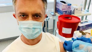 Łukasz Płoszajski przyjął pierwszą dawkę szczepionki. Ojciec aktora nie zdążył