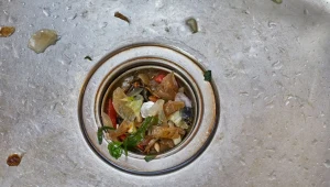 Tak udrożnisz zapchany zlew bez pomocy hydraulika. Domowy proszek przetka go ekspresowo