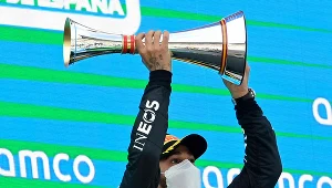 Lewis Hamilton świętujący po zwycięstwie w Grand Prix Hiszpanii