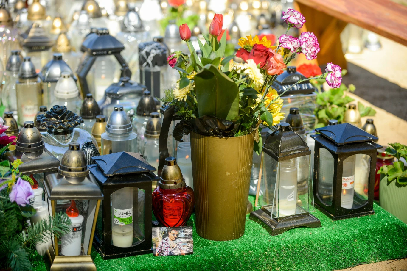 Grób Krzysztofa Krawczyka miesiąc po pogrzebie muzyka Grób Krzysztofa Krawczyka miesiąc po pogrzebie muzyka