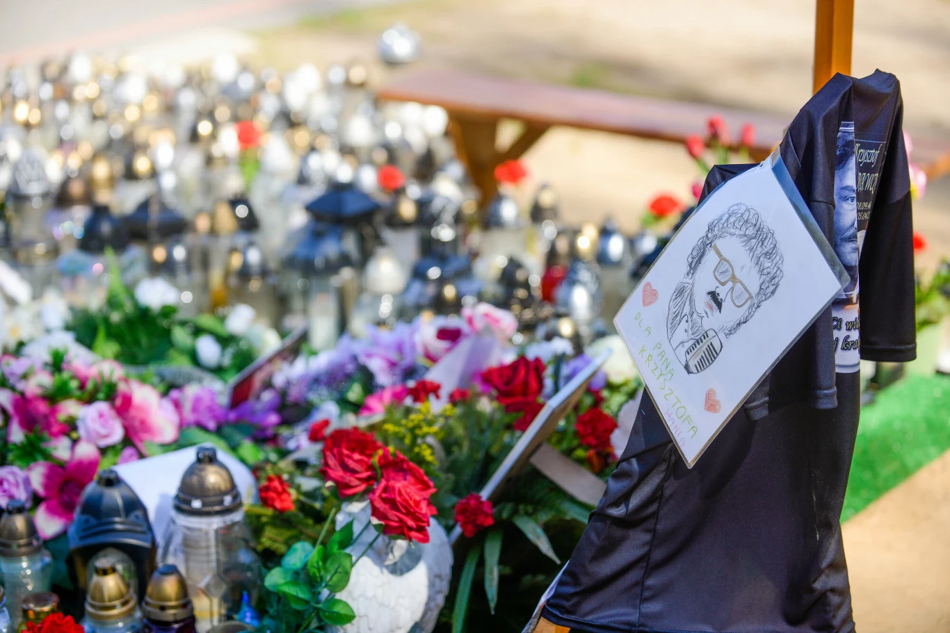 Grób Krzysztofa Krawczyka miesiąc po pogrzebie muzyka Grób Krzysztofa Krawczyka miesiąc po pogrzebie muzyka