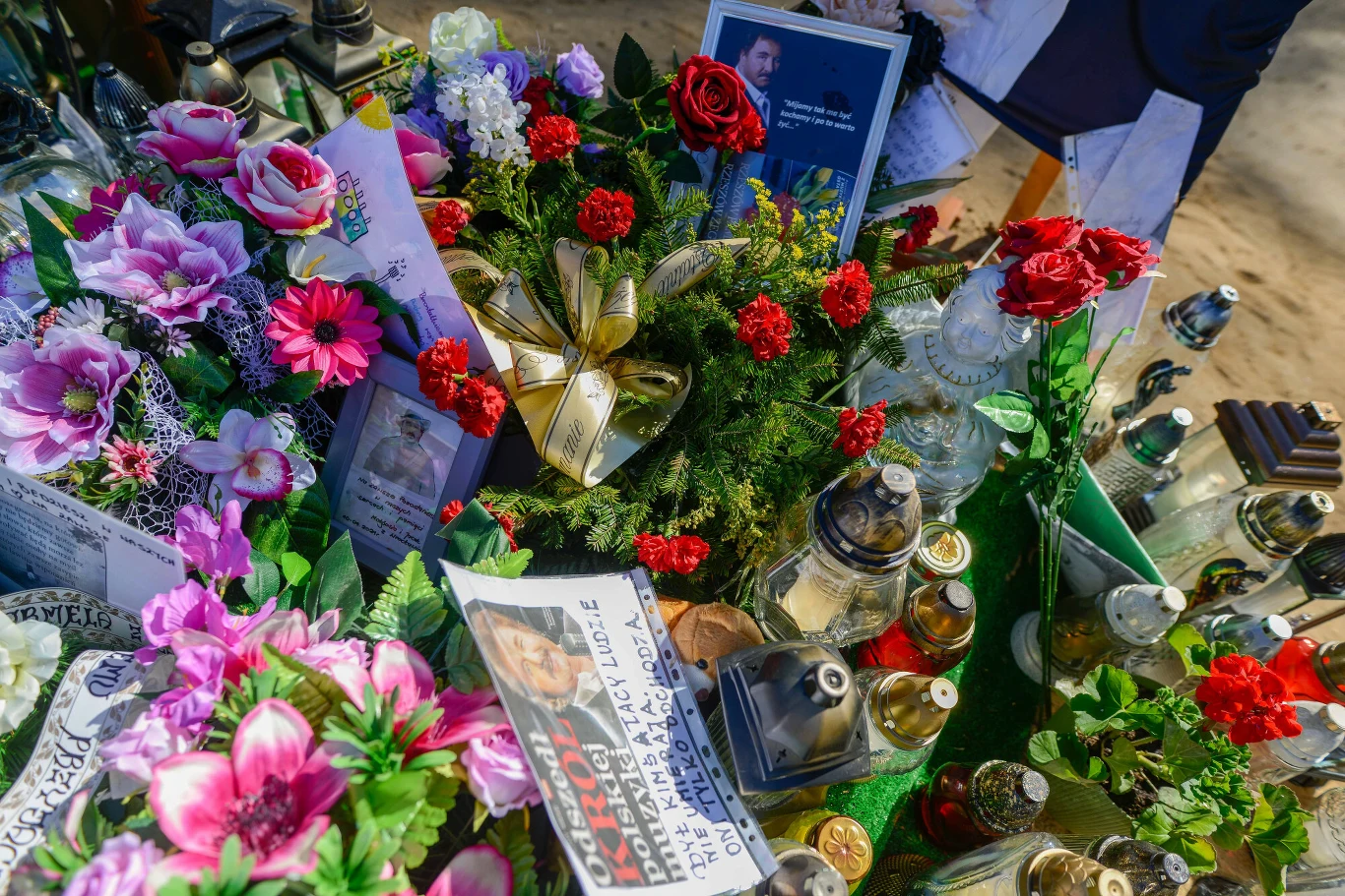 Grób Krzysztofa Krawczyka miesiąc po pogrzebie muzyka Grób Krzysztofa Krawczyka miesiąc po pogrzebie muzyka