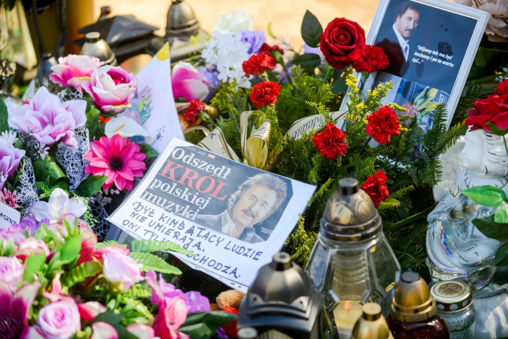 Grób Krzysztofa Krawczyka miesiąc po pogrzebie muzyka