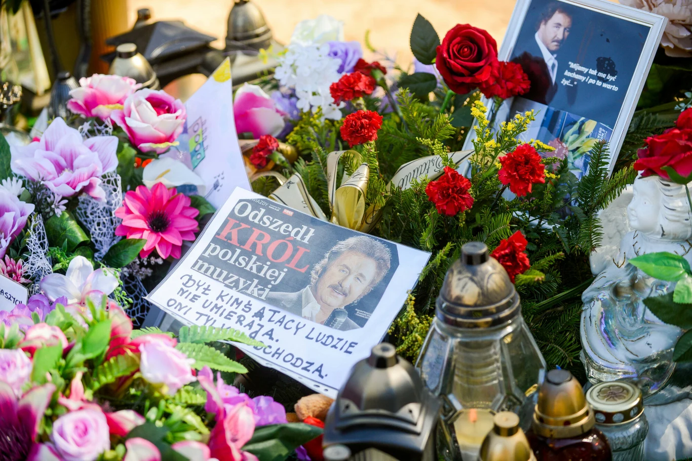 Grób Krzysztofa Krawczyka miesiąc po pogrzebie muzyka Grób Krzysztofa Krawczyka miesiąc po pogrzebie muzyka