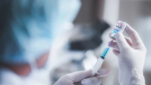 Na razie nie ma dowodów, by obecnie dostępne szczepionki nie były skuteczne w walce z indyjskim wariantem