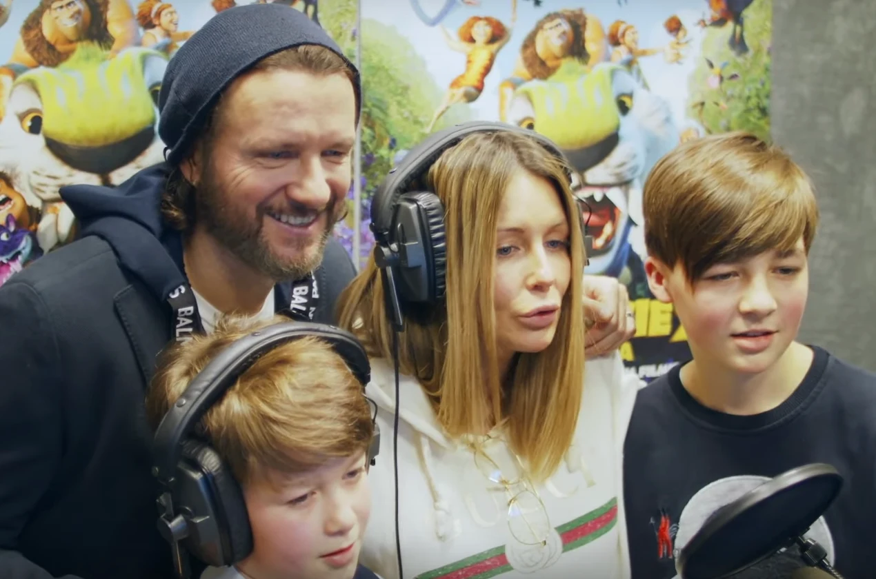 Małgorzata Rozenek-Majda i Radosłąw Majdan z dziećmi nagrywają dubbing do animacji "Krudowie 2" Małgorzata Rozenek-Majda i Radosłąw Majdan z dziećmi nagrywają dubbing do animacji "Krudowie 2"