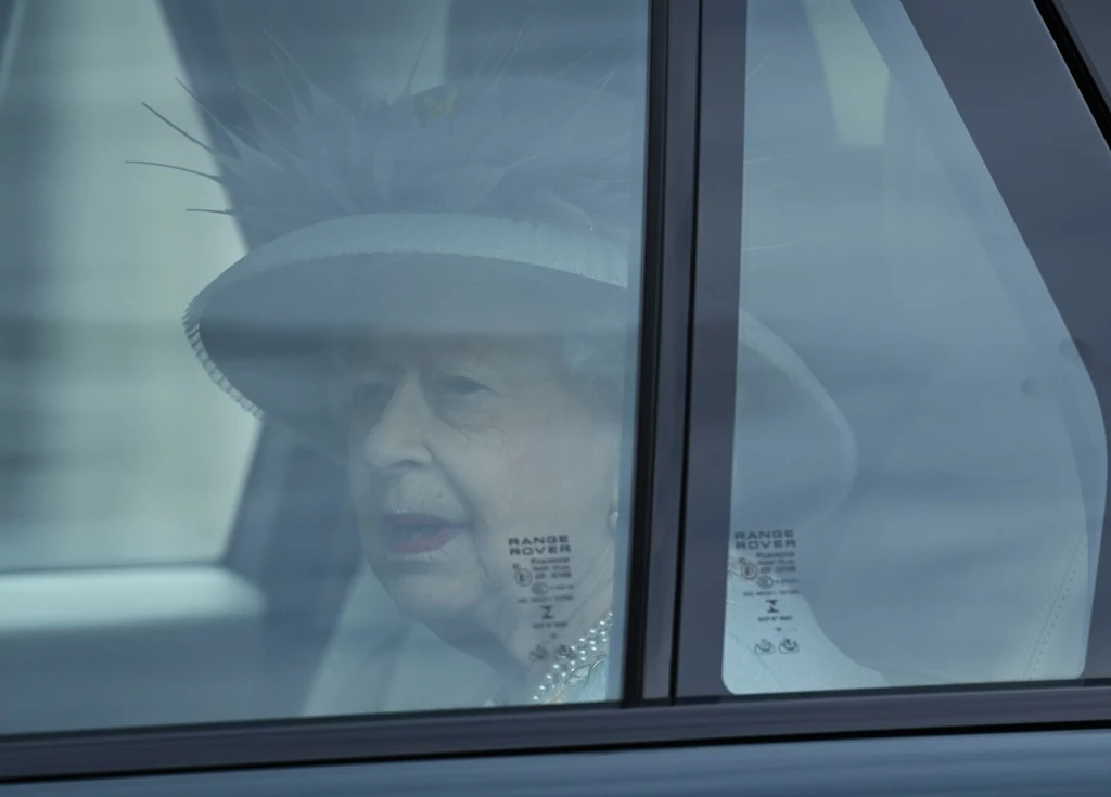 Oczy poddanych były zwrócone na monarchinię, która wciąż przeżywa żałobę. Do Parlamentu przybyła sama z zamku Windsor, gdzie obecnie jest jej główna siedziba. Oczy poddanych były zwrócone na monarchinię, która wciąż przeżywa żałobę. Do Parlamentu przybyła sama z zamku Windsor, gdzie obecnie jest jej główna siedziba.