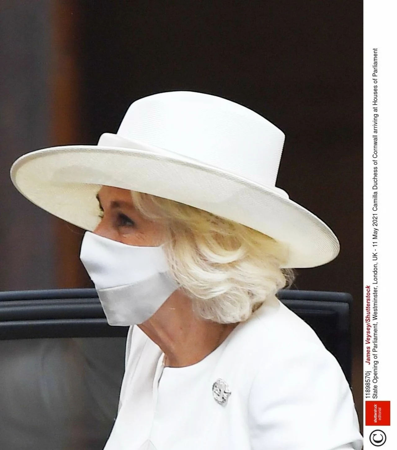Księżna Camilla podobnie jak jej mąż, książę Karol, wspierała królową i okazywała jedność w tych trudnych czasach dla rodziny królewskiej. Na wydarzenie przybyła w dobrym humorze i nawet spod maski na twarzy, było widać jej uśmiech. Księżna Camilla podobnie jak jej mąż, książę Karol, wspierała królową i okazywała jedność w tych trudnych czasach dla rodziny królewskiej. Na wydarzenie przybyła w dobrym humorze i nawet spod maski na twarzy, było widać jej uśmiech.