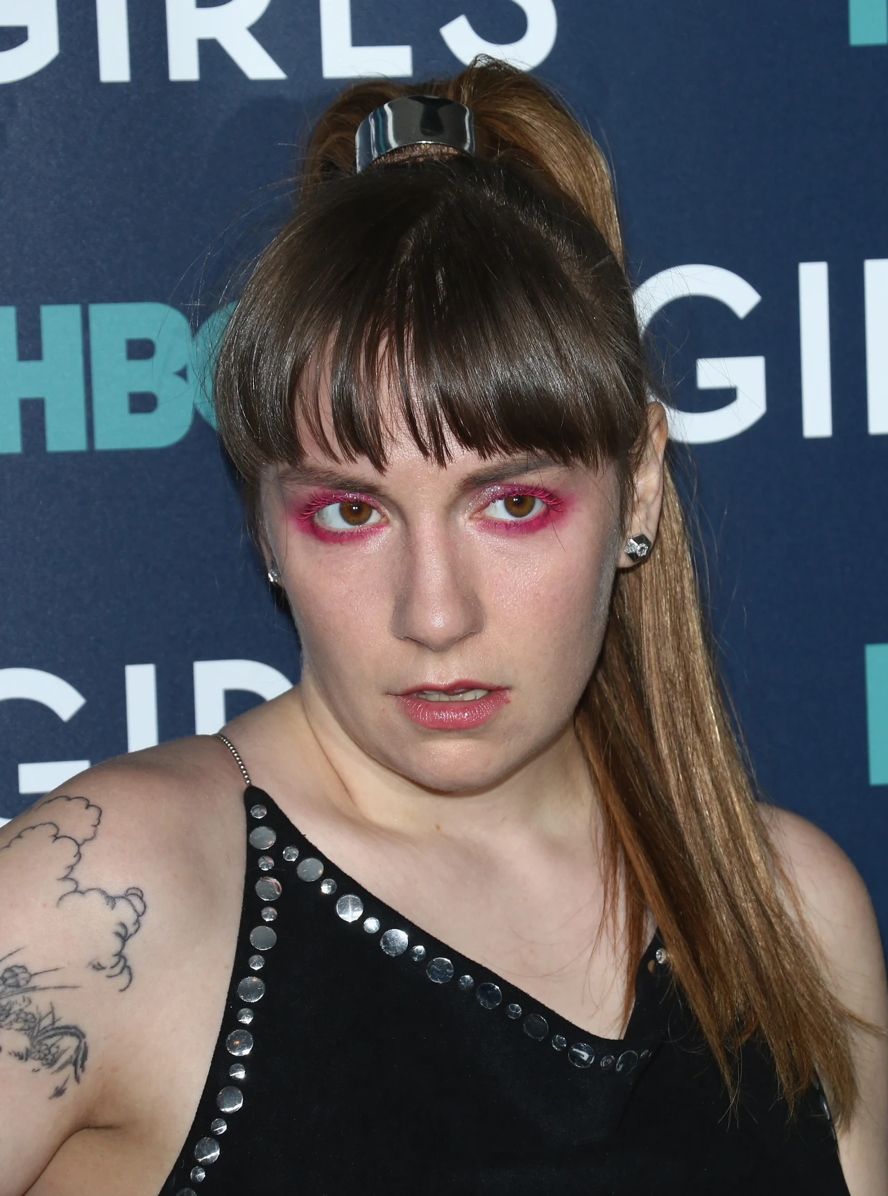 W 2020 roku Lena Dunham w przepełnionym emocjami eseju dla magazynu "Harper's Magazine"  opowiedziała o swojej trudnej drodze do macierzyństwa. Artystka wyznała, że żaden z zabiegów in vitro, jakim się poddała, nie zakończył się powodzeniem.  
 
"Byłam kolejną zarozumiałą kobietą. Pewną, że będę miała to, czego chcę, ponieważ tego pragnęłam. Ponieważ zawsze to dostawałam. Ponieważ świat powiedział mi, że to moja sprawa" - napisała w eseju. "To szalone, jak daleko możesz oddalić się od siebie, próbując zdobyć to, czego chcesz. To, co zaczęło się od chęci noszenia dziecka mężczyzny, którego kochałam, stało się chęcią posiadania dziecka z mężczyzną, który jako jedyny był chętny mi pomóc" - dodała. - "Próbowałam mieć dziecko. Po drodze moje ciało się zepsuło. Mój związek też".