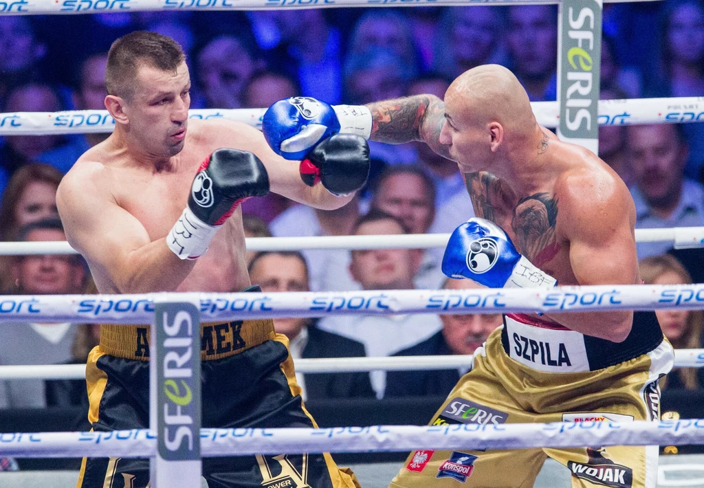 Artur Szpilka (z prawej) kontra Tomasz Adamek podczas Polsat Boxing Night w 2014 roku Artur Szpilka (z prawej) kontra Tomasz Adamek podczas Polsat Boxing Night w 2014 roku