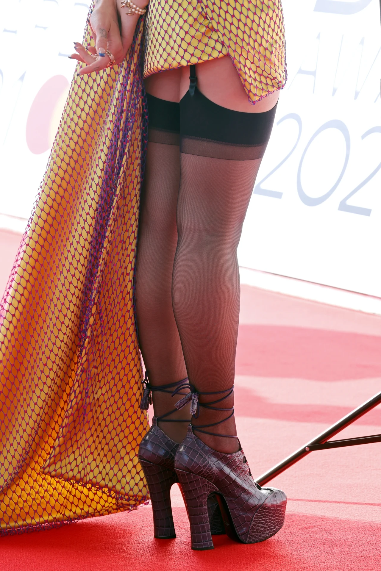Dua Lipa postawiła na pończochy