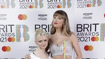 Taylor Swift (z prawej) nagrodę odebrała z rąk Maisie Williams, gwiazdy serialu "Gra o tron"