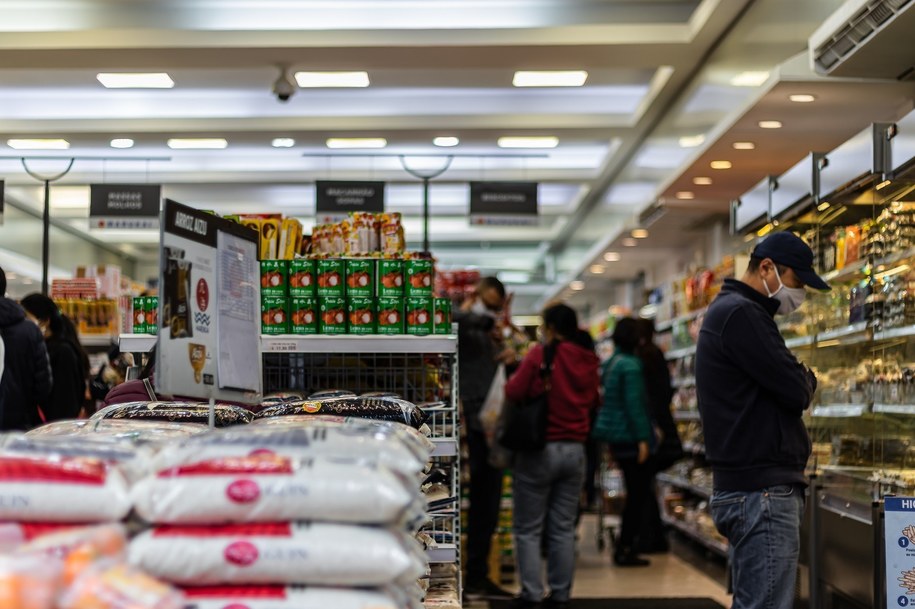 Klienci w supermarkecie. Wnętrze sklepu.