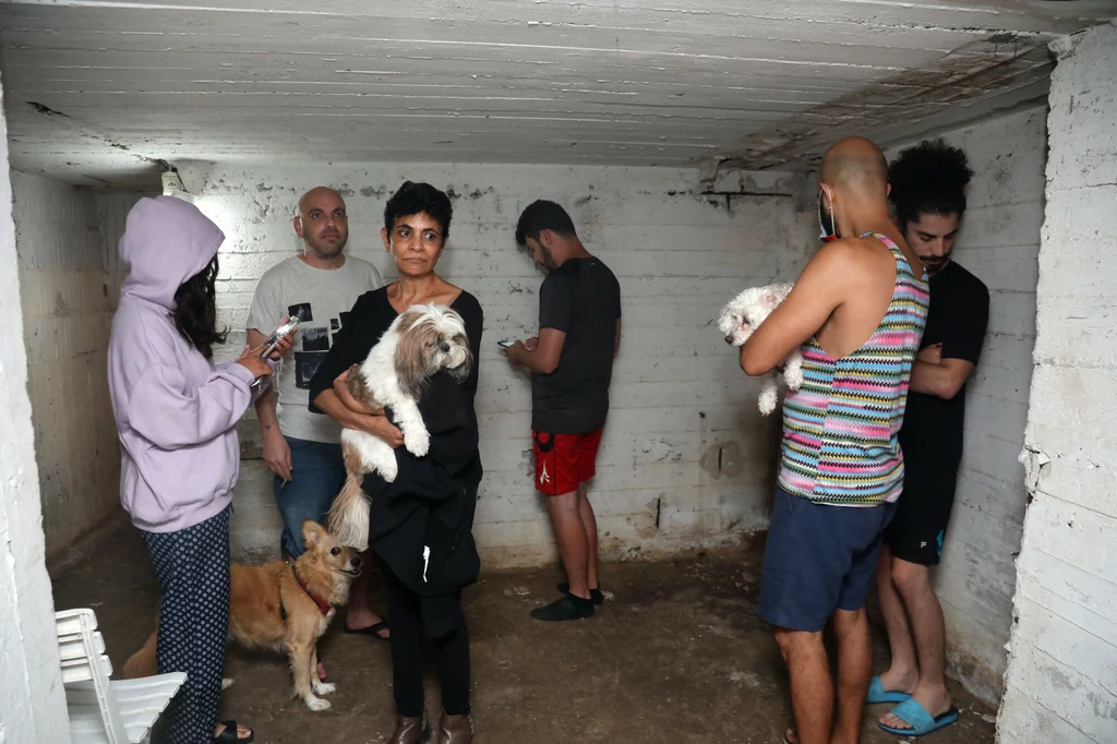 Osoby w schronie podczas ataku rakietowego na Izrael 