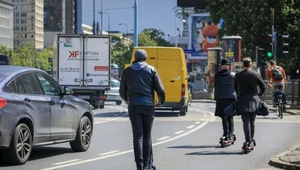 Czy elektryczną hulajnogą można poruszać się po jezdni?