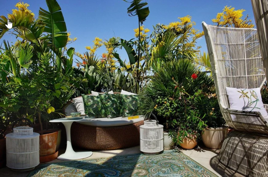 Mieszkanie Marcina Tyszki ma własny profil na Instagramie. Jego dopełnieniem jest ogromny taras na dachu, przypominający egzotyczną dżunglę. Niestety, fotograf unika odpowiedzi na pytanie, jak ciepłolubne rośliny znoszą polską zimę, fot. https://www.instagram.com/tysiohome/?hl=pl Mieszkanie Marcina Tyszki ma własny profil na Instagramie. Jego dopełnieniem jest ogromny taras na dachu, przypominający egzotyczną dżunglę. Niestety, fotograf unika odpowiedzi na pytanie, jak ciepłolubne rośliny znoszą polską zimę, fot. https://www.instagram.com/tysiohome/?hl=pl