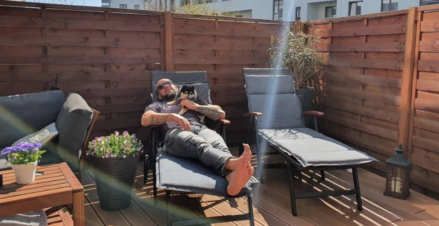 Postawny Tomasz Oświeciński z bardzo małym pieskiem w przydomowym ogródku, fot. https://www.instagram.com/tomasz_oswiecinski_official/?hl=pl Postawny Tomasz Oświeciński z bardzo małym pieskiem w przydomowym ogródku, fot. https://www.instagram.com/tomasz_oswiecinski_official/?hl=pl