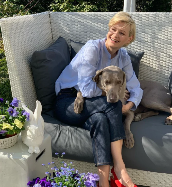 Małgorzata Kożuchowska w ogrodzie w towarzystwie ukochanego wyżła, którego dostała od męża na 40. urodziny, fot. https://www.instagram.com/malgorzatakozuchowska_/?hl=pl Małgorzata Kożuchowska w ogrodzie w towarzystwie ukochanego wyżła, którego dostała od męża na 40. urodziny, fot. https://www.instagram.com/malgorzatakozuchowska_/?hl=pl