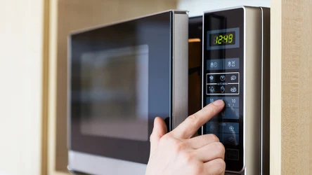 Jak szybko wyczyścić kuchenkę mikrofalową?
