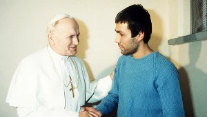 Papież Jan Paweł II odwiedził Ali Agcę w więzieniu