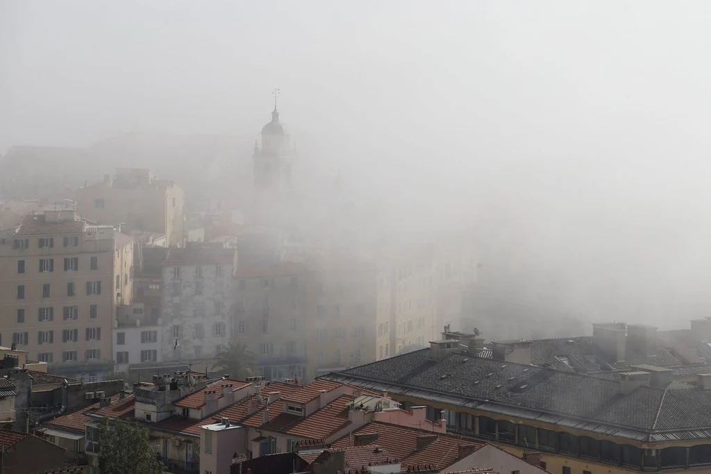 Smog spowijający Ajaccio na Korsyce