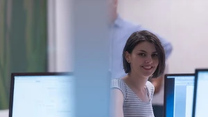 Dwie trzecie Polaków pozytywnie ocenia swoje cyfrowe kompetencje w pracy. 