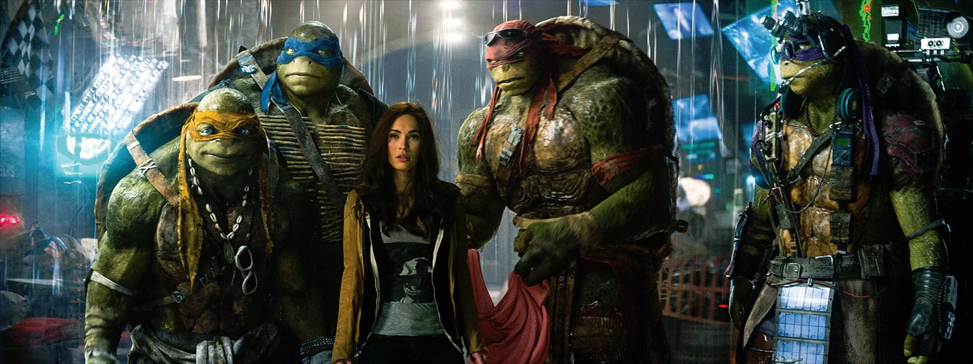 W bardziej familijnym wydaniu oglądaliśmy Megan Fox w "Wojowniczych Żółwiach Ninja" (2014), gdzie wcieliła się w reporterkę wspierającą tytułowe zwierzęta w walce o uratowanie Nowego Jorku. Dwa lata później jej bohaterka wróciła w sequelu produkcji.

"W pierwszym filmie jest skupiona na swych ambicjach, w tym zdecydowanie bardziej oddana jest związkowi, jaki łączy ją z Żółwiami, na przetrwaniu tej rodziny" - opowiadała aktorka. "Megan ma niezwykły kontakt z chłopakami, którzy wcielają się w postacie Żółwi. Nawet kiedy kamera jest wyłączona, ciągle śmieją się, bawią" - komplementował aktorkę reżyser Dave Green. 
