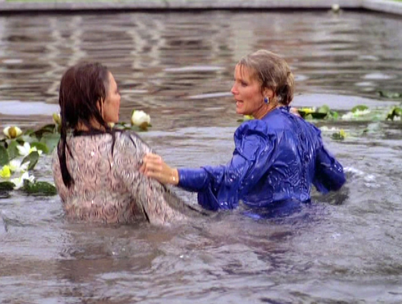 "Dynastia": Linda Evans i Joan Collins w scenie bójki w sadzawce