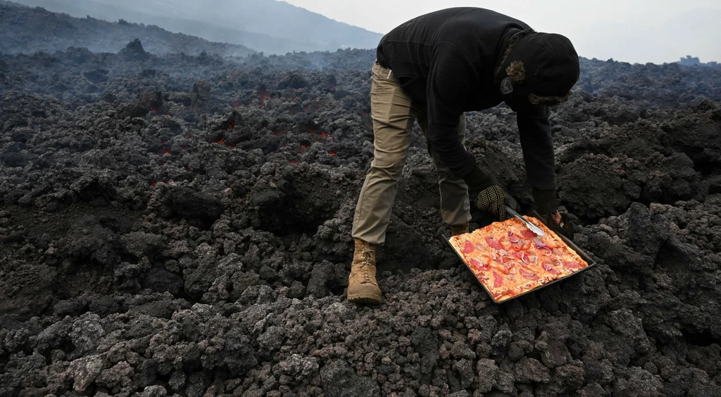 Na gorącej lawie wulkanicznej upieczono pizzę