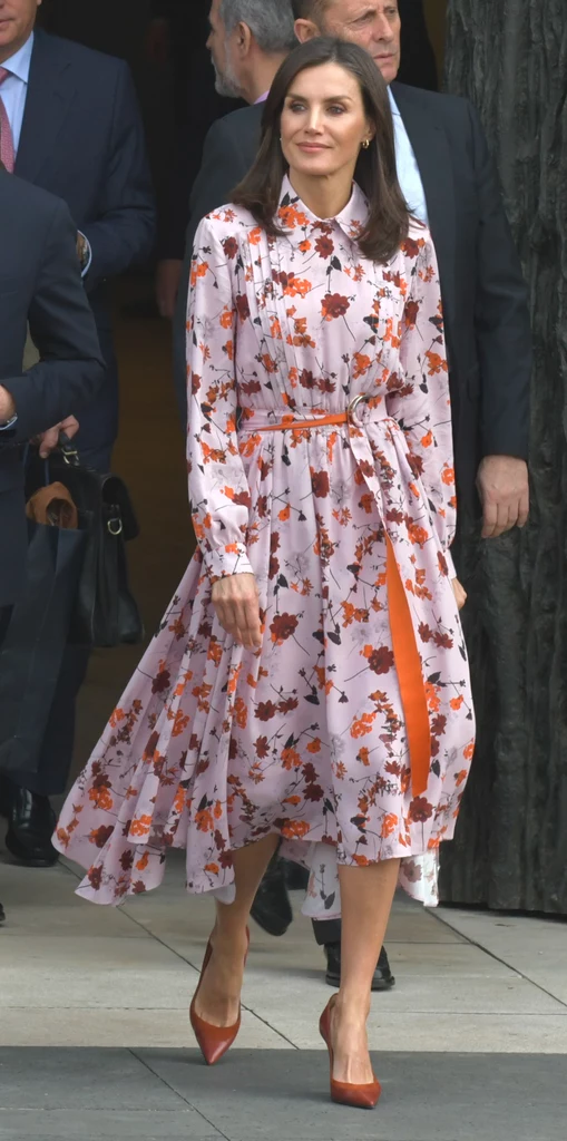 Królowa Letizia uwielbia klasyczne sukienki, które podkreślają jej zgrabną sylwetkę 