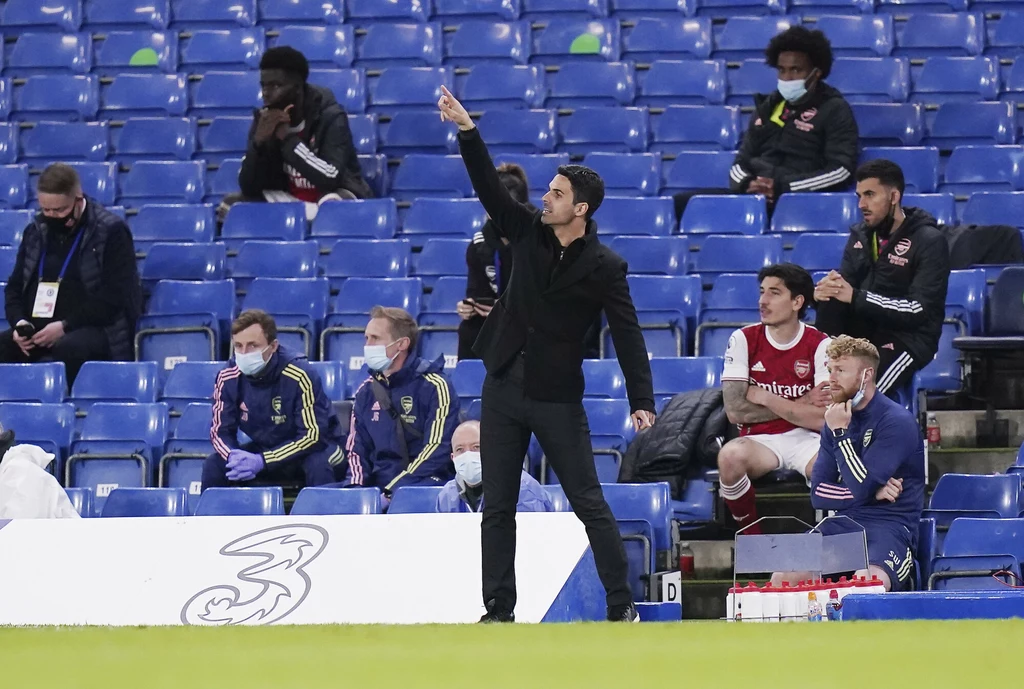 Mikel Arteta daje wskazówki swoim zawodnikom w trakcie meczu z Chelsea Mikel Arteta daje wskazówki swoim zawodnikom w trakcie meczu z Chelsea