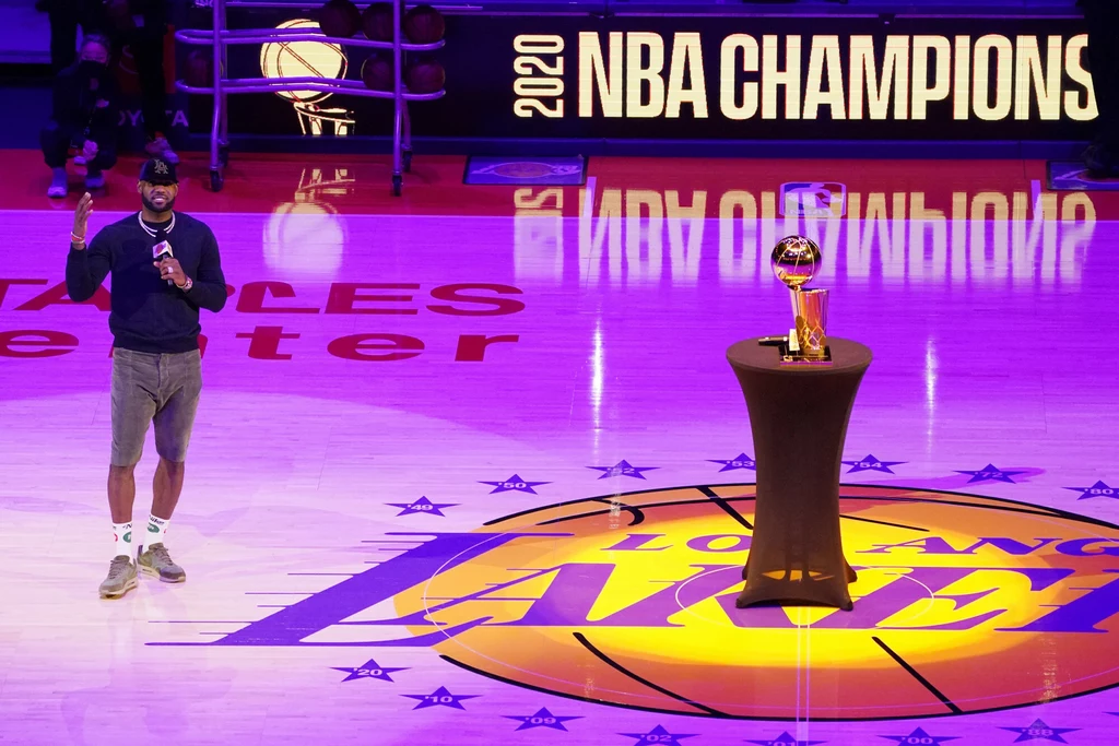 LeBron James przemawia do kibiców przed rozpoczęciem meczu z Rockets