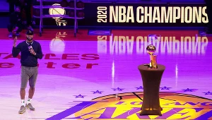 LeBron James przemawia do kibiców przed rozpoczęciem meczu z Rockets